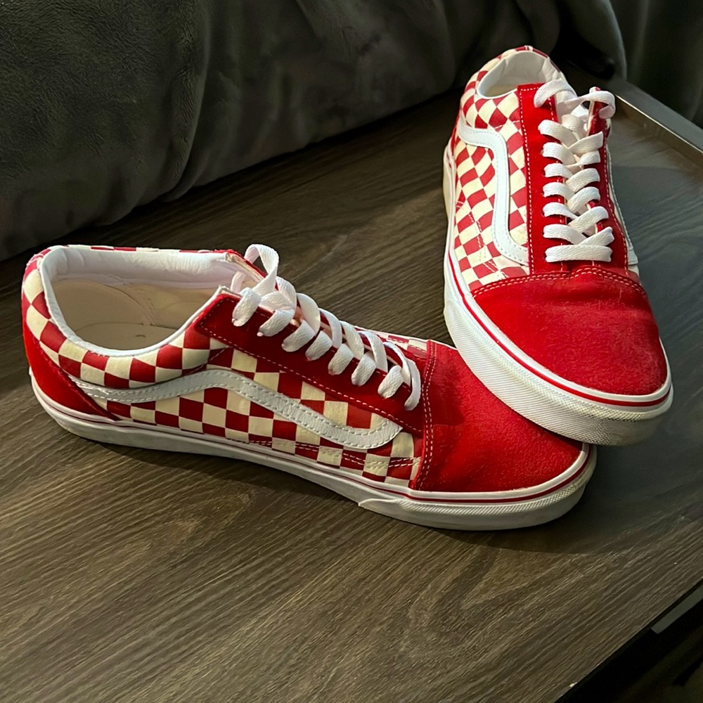 Nice pair of the classic red checkered Vans Oldskool